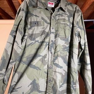 'Wrangler' Camo Men's Button Down Shirt Size Large